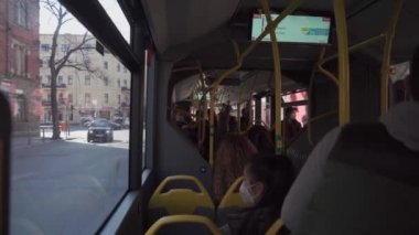 10 Mart 2022 Almanya, Berlin. Berlin 'de toplu taşıma teması. Bir şehir otobüsünün içerisi