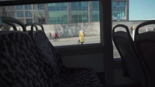 ドイツ、ベルリン。ベルリンの公共交通機関のテーマ。市内バスの内部 — ストック動画