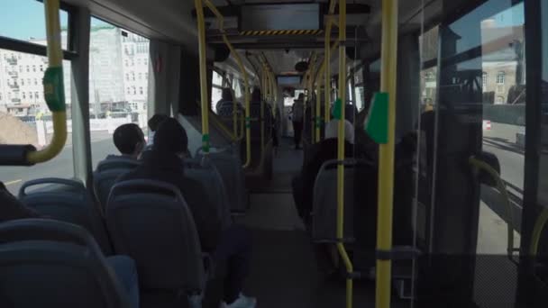 Německo, Berlín. Veřejná doprava v Německu. BVG. Berliner Verkehrsbetriebe. Interiér, pohled zevnitř berlínského autobusu v Německu — Stock video