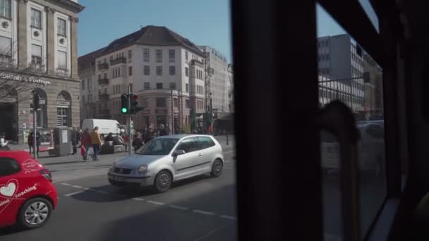 10. března 2022 Německo, Berlín. Autobus MHD BVG, Berliner Verkehrsbetriebe pohled zevnitř ze sedadla spolujezdce — Stock video