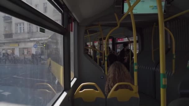 10 de marzo de 2022 Alemania, Berlín. Autobús de transporte público BVG, Berliner Verkehrsbetriebe vista interior desde el asiento del pasajero — Vídeos de Stock