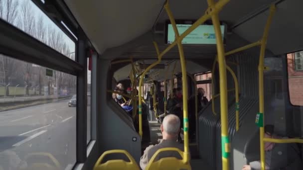 10 marca 2022 Niemcy, Berlin. Temat transportu publicznego w Berlinie. Widok wnętrza autobusu miejskiego — Wideo stockowe
