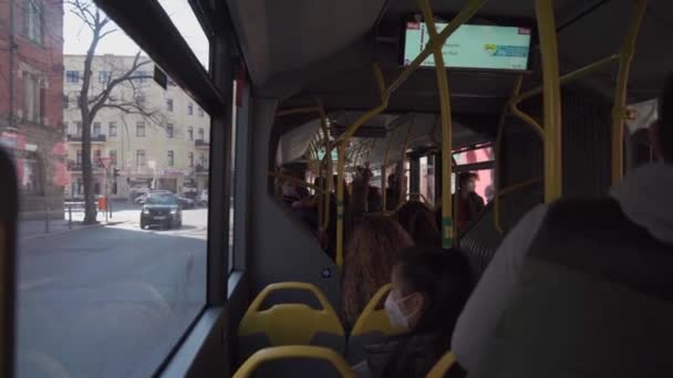 10 mars 2022 Tyskland, Berlin. Kollektivtrafik tema i Berlin. Inomhus vy av en stadsbuss — Stockvideo