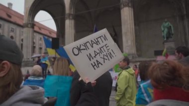 30 Nisan 2022 Almanya, Münih. Ukraynalıların Ukrayna 'daki Rusya savaşına karşı Odeonsplatz' da gösteri. Rusya 'nın Ukrayna' ya işgaline karşı göstericiler