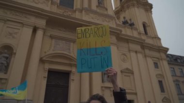 30 Nisan 2022 Almanya, Münih. Ukraynalıların Ukrayna 'daki Rusya savaşına karşı Odeonsplatz' da gösteri. Rusya 'nın Ukrayna' ya işgaline karşı göstericiler