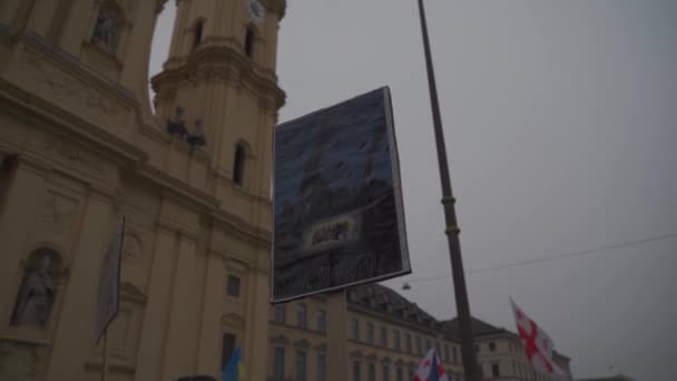 30 april 2022 Tyskland, München. Demonstration av ukrainare mot Ryssland krig i Ukraina på Odeonsplatz. demonstranter mot invasionen av Ryssland i Ukraina — Stockvideo