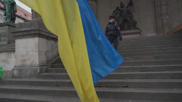 April 30, 2022 Germany, Munich. Demonstration of Ukrainians against Russia war in Ukraine at Odeonsplatz. demonstrators against the invasion of russia into ukraine — Vídeo de Stock