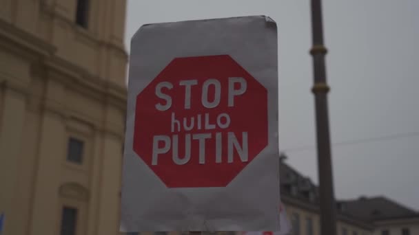 Germany, Munich. Demonstration of Ukrainians against Russia war in Ukraine at Odeonsplatz. demonstrators against the invasion of russia into ukraine — Vídeo de stock