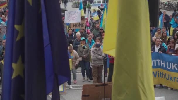 April 30, 2022 Germany, Munich. Demonstration of Ukrainians against Russia war in Ukraine at Odeonsplatz. demonstrators against the invasion of russia into ukraine — стоковое видео