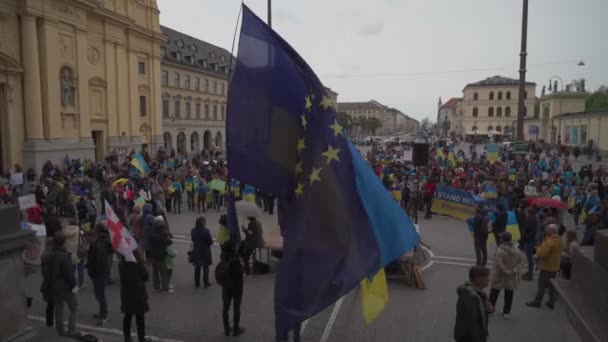 April 30, 2022 Germany, Munich. Demonstration of Ukrainians against Russia war in Ukraine at Odeonsplatz. demonstrators against the invasion of russia into ukraine — Vídeo de Stock