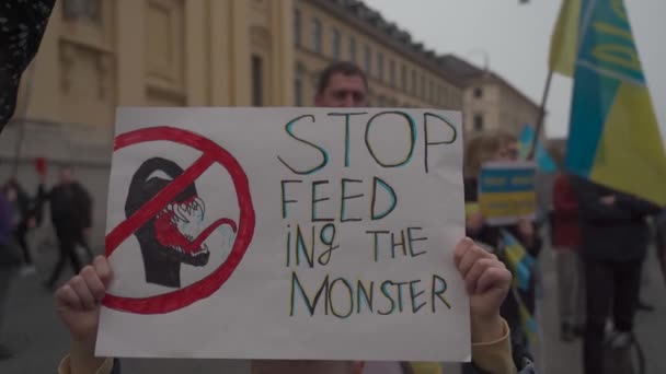 德国，慕尼黑。乌克兰人在Odeonsplatz示威反对俄罗斯在乌克兰的战争。反对俄罗斯入侵乌克兰的示威者 — 图库视频影像