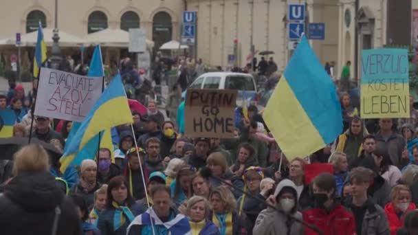 April 30, 2022 Germany, Munich. Demonstration of Ukrainians against Russia war in Ukraine at Odeonsplatz. demonstrators against the invasion of russia into ukraine — стоковое видео
