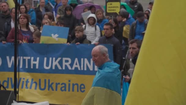 30 april 2022 Duitsland, München. Demonstratie van Oekraïners tegen de Russische oorlog in Oekraïne in Odeonsplatz. demonstranten tegen de invasie van Rusland in Oekraïne — Stockvideo