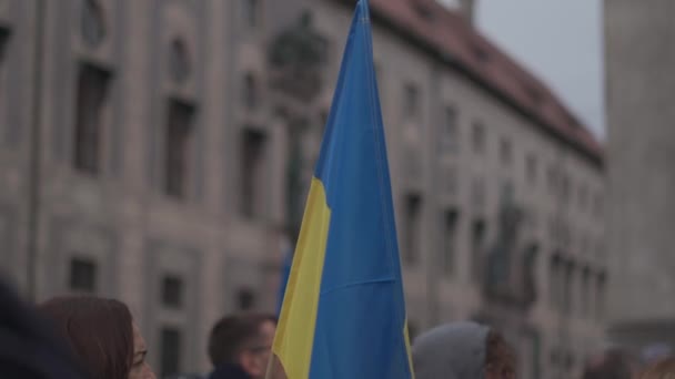 30 april 2022 Duitsland, München. Demonstratie van Oekraïners tegen de Russische oorlog in Oekraïne in Odeonsplatz. demonstranten tegen de invasie van Rusland in Oekraïne — Stockvideo