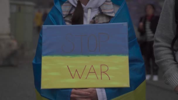 Duitsland, München. Demonstratie van Oekraïners tegen de Russische oorlog in Oekraïne in Odeonsplatz. demonstranten tegen de invasie van Rusland in Oekraïne — Stockvideo