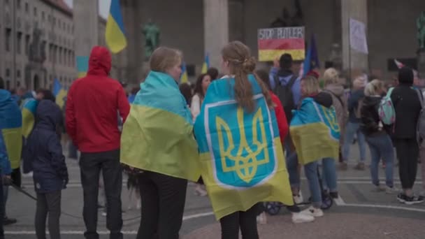 April 30, 2022 Germany, Munich. Demonstration of Ukrainians against Russia war in Ukraine at Odeonsplatz. demonstrators against the invasion of russia into ukraine — Stock Video