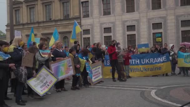 April 30, 2022 Germany, Munich. Demonstration of Ukrainians against Russia war in Ukraine at Odeonsplatz. demonstrators against the invasion of russia into ukraine — Vídeos de Stock