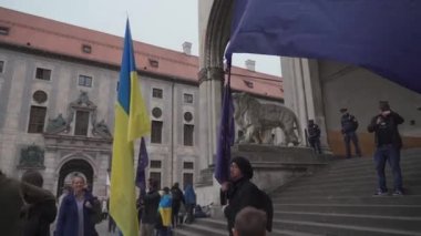 30 Nisan 2022 Almanya, Münih. Ukraynalıların Ukrayna 'daki Rusya savaşına karşı Odeonsplatz' da gösteri. Rusya 'nın Ukrayna' ya işgaline karşı göstericiler
