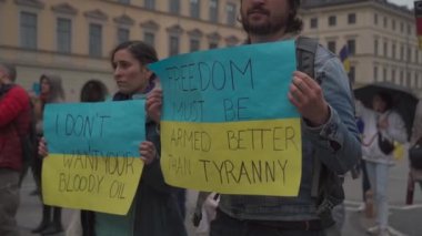 30 Nisan 2022 Almanya, Münih. Ukraynalıların Ukrayna 'daki Rusya savaşına karşı Odeonsplatz' da gösteri. Rusya 'nın Ukrayna' ya işgaline karşı göstericiler