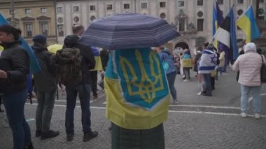 30 Nisan 2022 Almanya, Münih. Ukraynalıların Ukrayna 'daki Rusya savaşına karşı Odeonsplatz' da gösteri. Rusya 'nın Ukrayna' ya işgaline karşı göstericiler