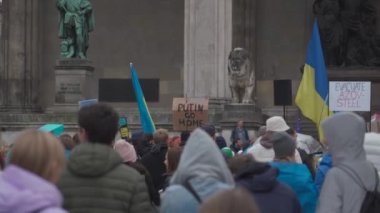 30 Nisan 2022 Almanya, Münih. Ukraynalıların Ukrayna 'daki Rusya savaşına karşı Odeonsplatz' da gösteri. Rusya 'nın Ukrayna' ya işgaline karşı göstericiler