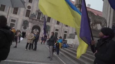 30 Nisan 2022 Almanya, Münih. Ukraynalıların Ukrayna 'daki Rusya savaşına karşı Odeonsplatz' da gösteri. Rusya 'nın Ukrayna' ya işgaline karşı göstericiler