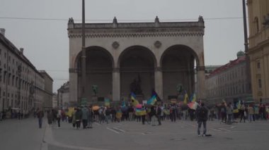 30 Nisan 2022 Almanya, Münih. Ukraynalıların Ukrayna 'daki Rusya savaşına karşı Odeonsplatz' da gösteri. Rusya 'nın Ukrayna' ya işgaline karşı göstericiler