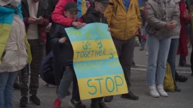 30 Nisan 2022 Almanya, Münih. Ukraynalıların Ukrayna 'daki Rusya savaşına karşı Odeonsplatz' da gösteri. Rusya 'nın Ukrayna' ya işgaline karşı göstericiler