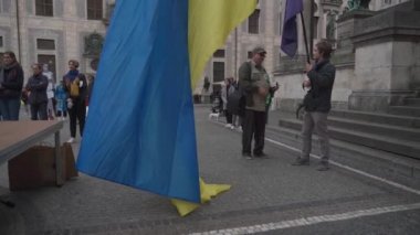 30 Nisan 2022 Almanya, Münih. Ukraynalıların Ukrayna 'daki Rusya savaşına karşı Odeonsplatz' da gösteri. Rusya 'nın Ukrayna' ya işgaline karşı göstericiler