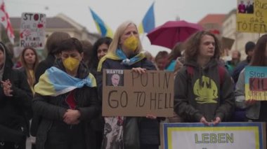 30 Nisan 2022 Almanya, Münih. Ukraynalıların Ukrayna 'daki Rusya savaşına karşı Odeonsplatz' da gösteri. Rusya 'nın Ukrayna' ya işgaline karşı göstericiler