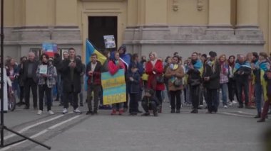 30 Nisan 2022 Almanya, Münih. Ukraynalıların Ukrayna 'daki Rusya savaşına karşı Odeonsplatz' da gösteri. Rusya 'nın Ukrayna' ya işgaline karşı göstericiler