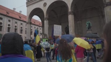 30 Nisan 2022 Almanya, Münih. Ukraynalıların Ukrayna 'daki Rusya savaşına karşı Odeonsplatz' da gösteri. Rusya 'nın Ukrayna' ya işgaline karşı göstericiler