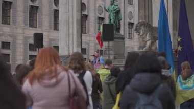 30 Nisan 2022 Almanya, Münih. Ukraynalıların Ukrayna 'daki Rusya savaşına karşı Odeonsplatz' da gösteri. Rusya 'nın Ukrayna' ya işgaline karşı göstericiler