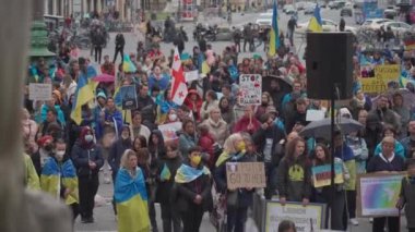 30 Nisan 2022 Almanya, Münih. Ukraynalıların Ukrayna 'daki Rusya savaşına karşı Odeonsplatz' da gösteri. Rusya 'nın Ukrayna' ya işgaline karşı göstericiler