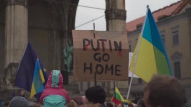 Almanya, Münih. Ukraynalıların Ukrayna 'daki Rusya savaşına karşı Odeonsplatz' da gösteri. Rusya 'nın Ukrayna' ya işgaline karşı göstericiler