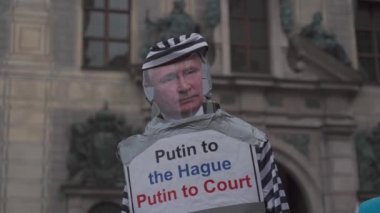 30 Nisan 2022 Almanya, Münih. Ukraynalıların Ukrayna 'daki Rusya savaşına karşı Odeonsplatz' da gösteri. Rusya 'nın Ukrayna' ya işgaline karşı göstericiler