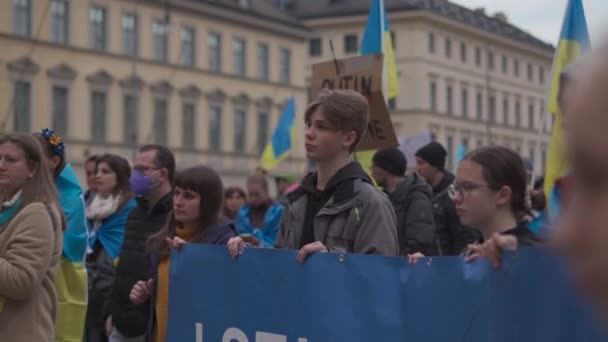 April 30, 2022 Germany, Munich. Demonstration of Ukrainians against Russia war in Ukraine at Odeonsplatz. demonstrators against the invasion of russia into ukraine — Vídeos de Stock