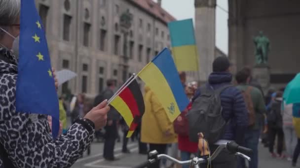 Germania, Monaco di Baviera. Manifestazione degli ucraini contro la guerra russa in Ucraina a Odeonsplatz. manifestanti contro l'invasione della Russia in Ucraina — Video Stock