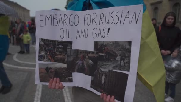 2022. április 30. Németország, München. Ukránok demonstrációja az orosz háború ellen Ukrajnában az Odeonsplatz-on. tüntetők Oroszország ukrajnai inváziója ellen — Stock videók