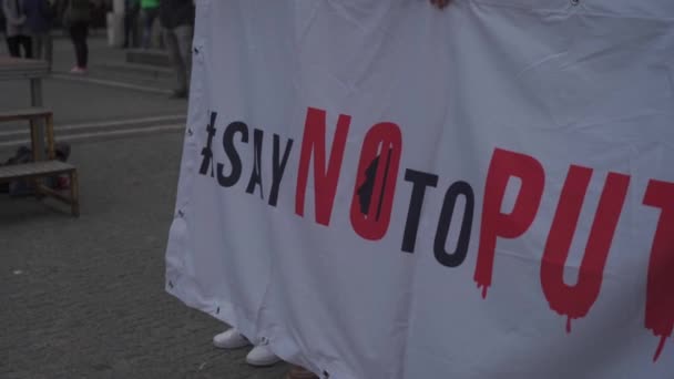 독일, 뮌헨. 우크라이나 내전에 대한 우크라이나 시민의 시위 Odeonsplatz 에서. 루 크닌으로 의 러시아 침공에 반대하는 시위대 — 비디오