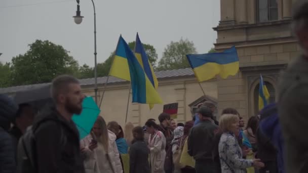 2022 년 4 월 30 일 독일 뮌헨에서. 우크라이나 내전에 대한 우크라이나 시민의 시위 Odeonsplatz 에서. 루 크닌으로 의 러시아 침공에 반대하는 시위대 — 비디오