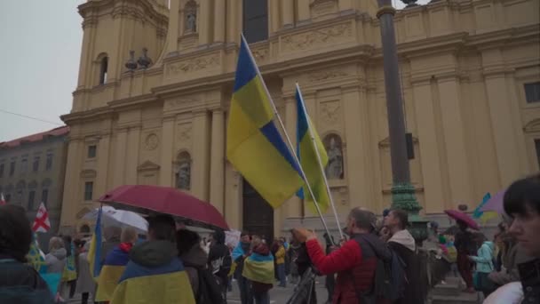 30 Nisan 2022 Almanya, Münih. Ukraynalıların Ukrayna 'daki Rusya savaşına karşı Odeonsplatz' da gösteri. Rusya 'nın Ukrayna' ya işgaline karşı göstericiler — Stok video