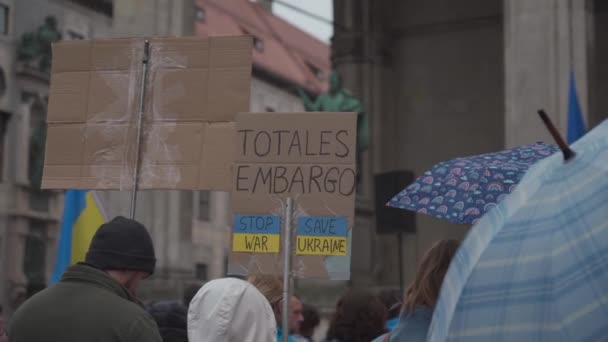 독일, 뮌헨. 우크라이나 내전에 대한 우크라이나 시민의 시위 Odeonsplatz 에서. 루 크닌으로 의 러시아 침공에 반대하는 시위대 — 비디오