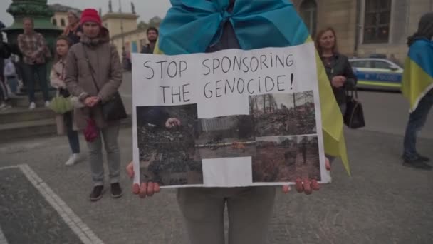 April 30, 2022 Germany, Munich. Demonstration of Ukrainians against Russia war in Ukraine at Odeonsplatz. demonstrators against the invasion of russia into ukraine — стокове відео