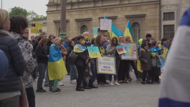 30 april 2022 Duitsland, München. Demonstratie van Oekraïners tegen de Russische oorlog in Oekraïne in Odeonsplatz. demonstranten tegen de invasie van Rusland in Oekraïne — Stockvideo