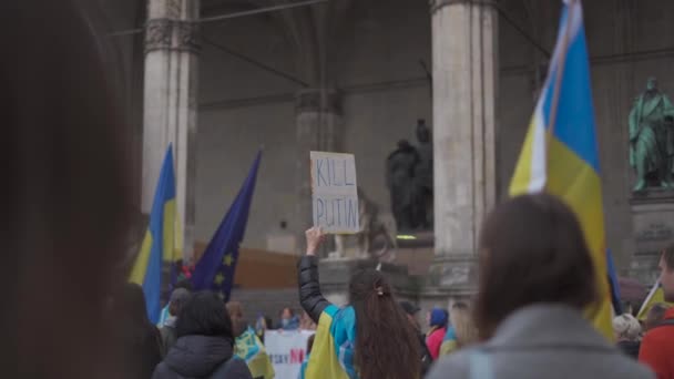 April 30, 2022 Germany, Munich. Demonstration of Ukrainians against Russia war in Ukraine at Odeonsplatz. demonstrators against the invasion of russia into ukraine — ストック動画