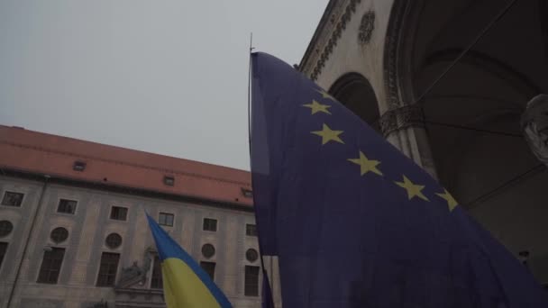 April 30, 2022 Germany, Munich. Demonstration of Ukrainians against Russia war in Ukraine at Odeonsplatz. demonstrators against the invasion of russia into ukraine — Stock Video