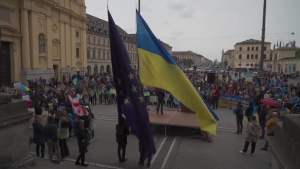 30 aprile 2022 Germania, Monaco di Baviera. Manifestazione degli ucraini contro la guerra russa in Ucraina a Odeonsplatz. manifestanti contro l'invasione della Russia in Ucraina — Video Stock