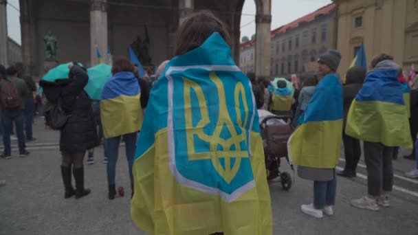 30 Απριλίου 2022 Γερμανία, Μόναχο. Διαδήλωση Ουκρανών κατά του πολέμου της Ρωσίας στην Ουκρανία στο Odeonsplatz. διαδηλωτές κατά της εισβολής της Ρωσίας στην Ουκρανία — Αρχείο Βίντεο