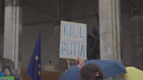 Tyskland, München. Demonstration av ukrainare mot Ryssland krig i Ukraina på Odeonsplatz. demonstranter mot invasionen av Ryssland i Ukraina — Stockvideo